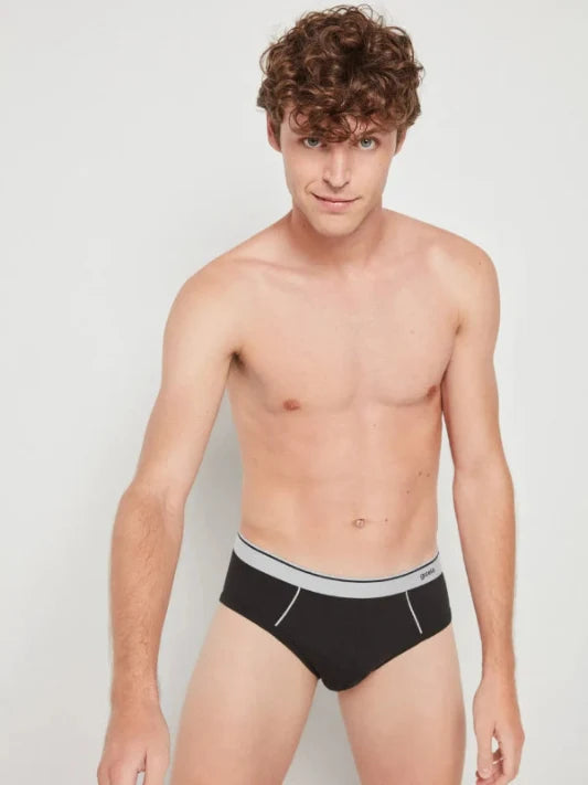 Slip uomo Gisela in cotone nero indossato: guida alla scelta tra slip, boxer e parigamba